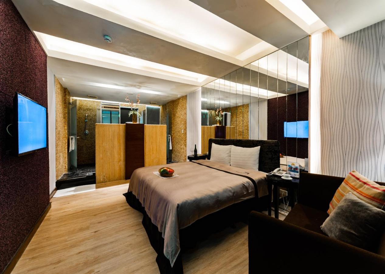 Liti Motel Taichung Bagian luar foto
